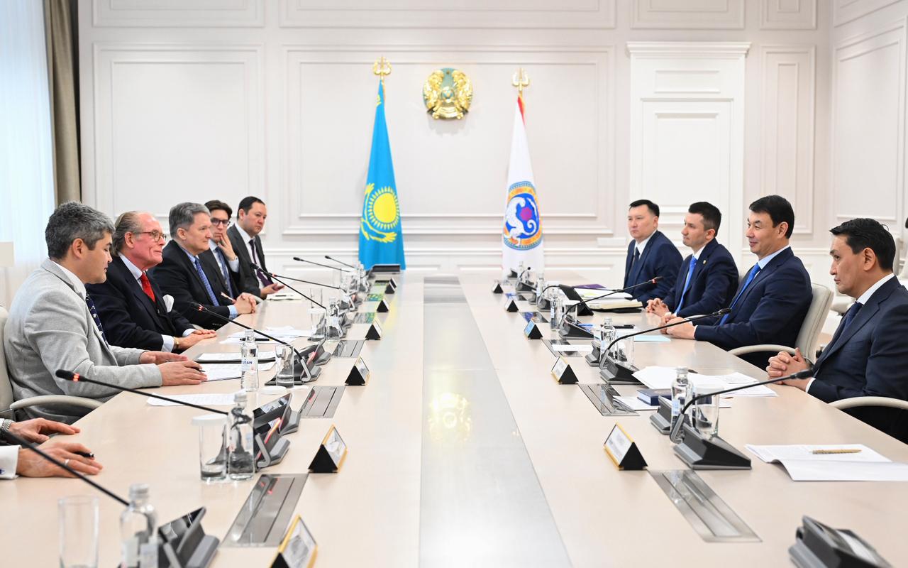 Аким Алматы встретился с доктором Thomas Falk для обсуждения медицинской инфраструктуры города